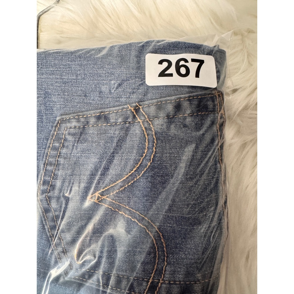 Levis Classic Capri Medium Wash Blue Denim Jeans Side Slit Womens Size 6‎ - Picture 8 of 8